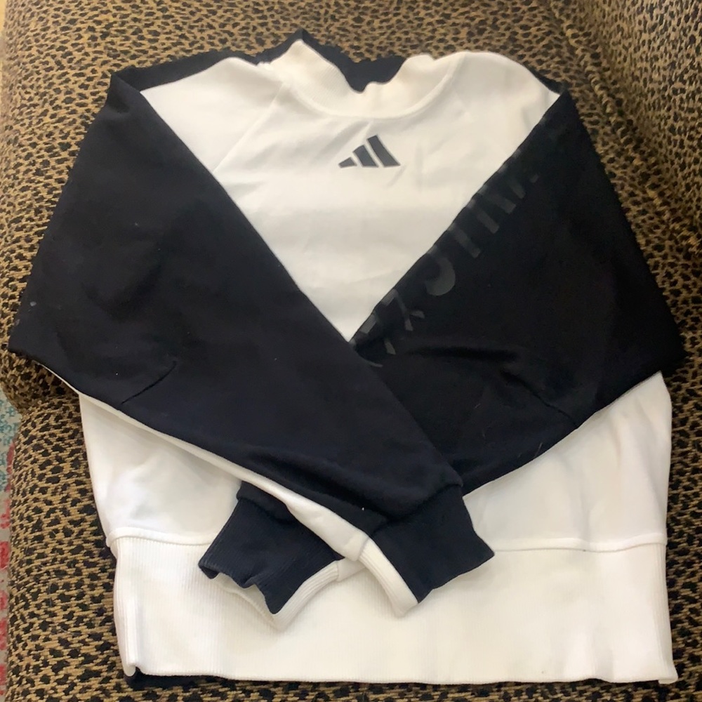 This crop sweatshirt is cute with a pair of black leggings! Only worn twice.